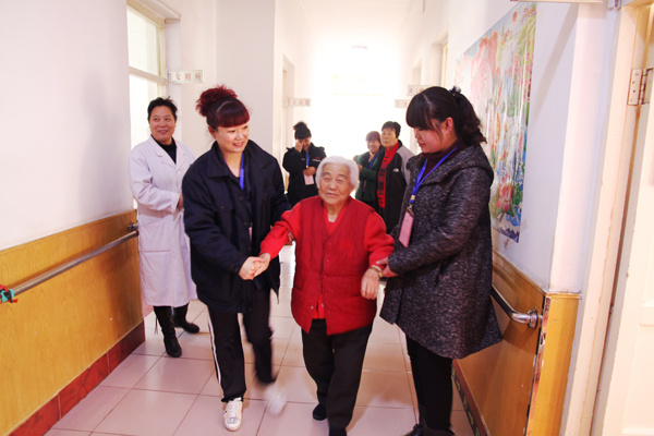 老人的笑容，我們的快樂——公司青年志愿者走進敬老院活動側(cè)記.jpg